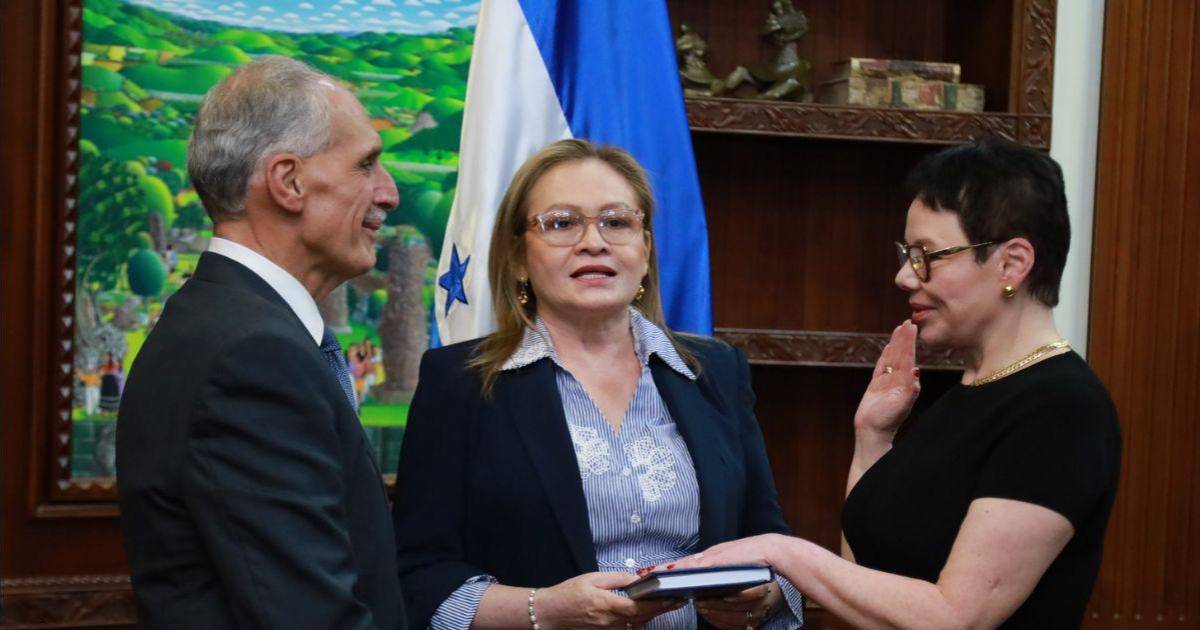 Beatriz Valle es juramentada como directora residente de la junta directiva de Hondutel