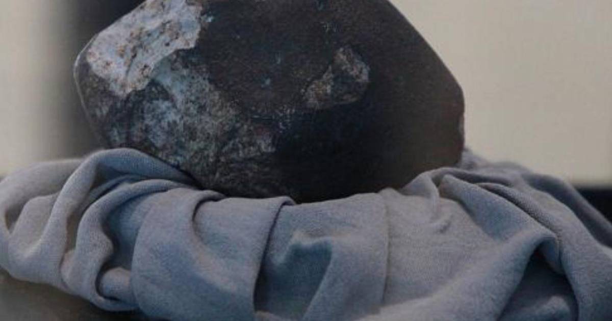 As&iacute; es el curioso meteorito que exponen y que atraves&oacute; una casa en Honduras